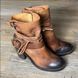 Vince Camuto Distressed Boots 9 Tan Black Yellowstone inspire